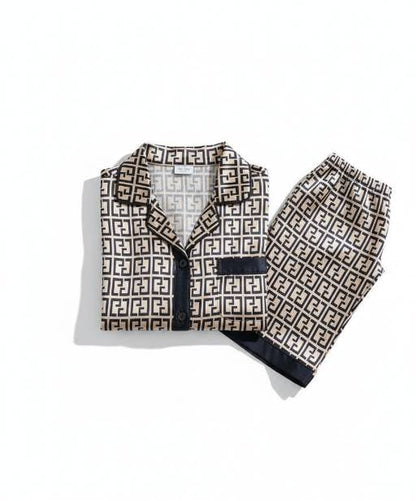 Ensemble satin luxe: L'élégance à l'état pur pour une allure sublime