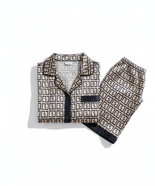 Ensemble satin luxe: L'élégance à l'état pur pour une allure sublime