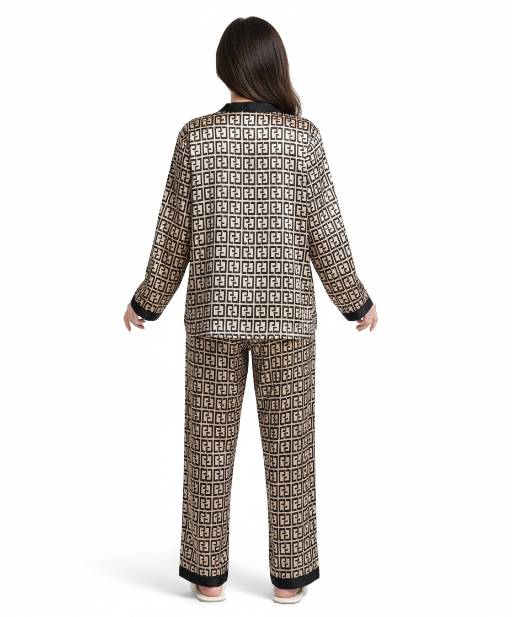 Ensemble satin luxe: L'élégance à l'état pur pour une allure sublime